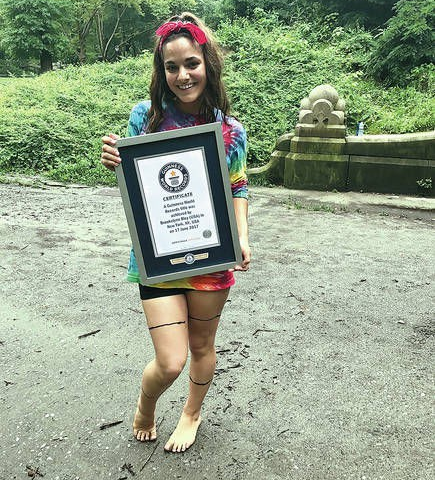 Nữ hoàng lắc vòng thế giới: Là sinh viên y khoa, 6 lần lập kỷ lục Guinness - Ảnh 1. Nữ hoàng lắc vòng thế giới: Là sinh viên y khoa, 6 lần lập kỷ lục Guinness - Ảnh 1.