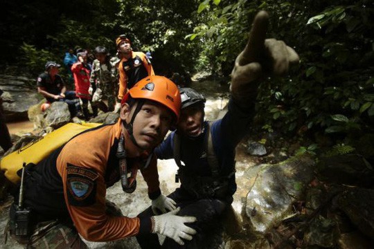 Thái Lan: Thả nhu yếu phẩm vào hang động, mong cứu sống đội bóng mất tích - Ảnh 1.