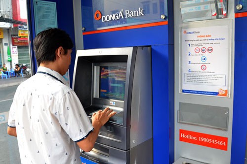 Hai chủ thẻ của DongA Bank cùng lúc mất hơn 200 triệu đồng - Ảnh 1.