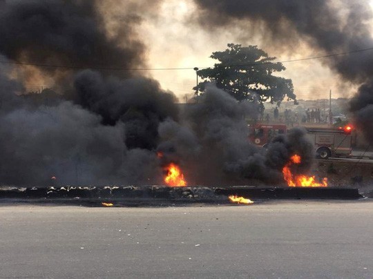 Xe chở dầu bắt lửa, 9 người chết thảm,53 xe bị thiêu rụi - Ảnh 3.