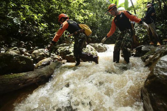 Thái Lan: Thả nhu yếu phẩm vào hang động, mong cứu sống đội bóng mất tích - Ảnh 3.