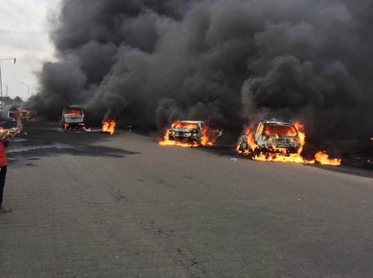 Xe chở dầu bắt lửa, 9 người chết thảm,53 xe bị thiêu rụi - Ảnh 4.