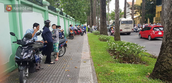 Thi vào lớp 10 hệ chuyên tại TP HCM: Nhiều thí sinh được cha mẹ đưa đón bằng ô tô - Ảnh 11.