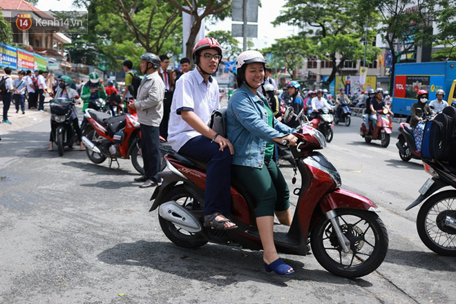 Hình ảnh phụ huynh đội mưa, đội nắng đưa con đi thi: Tự tin nhé con ơi, có bố mẹ làm hậu phương đây rồi! - Ảnh 10.