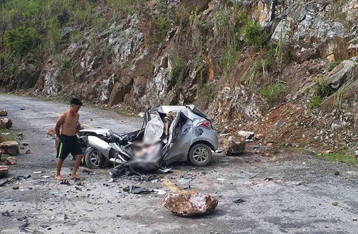 Lai Châu: Hòn đá lăn từ trên núi đè bẹp chiếc ô tô, tài xế tử vong thương tâm - Ảnh 2.