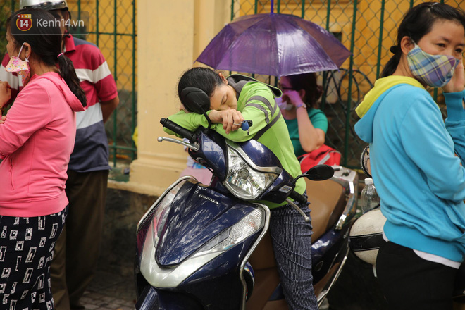 Hình ảnh phụ huynh đội mưa, đội nắng đưa con đi thi: Tự tin nhé con ơi, có bố mẹ làm hậu phương đây rồi! - Ảnh 4.