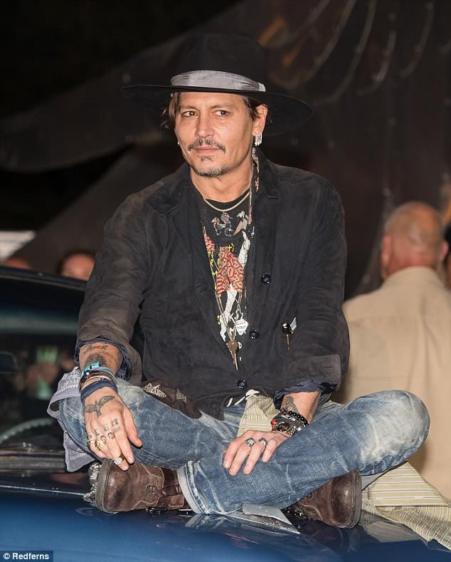 Bạn bè tiết lộ nguyên nhân khiến Johnny Depp xanh xao, hốc hác trong loạt ảnh mới - Ảnh 3.