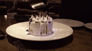 Bí mật về món bánh bốc lửa ngay tại bàn được phục vụ tại nhà hàng ở Chicago - Ảnh 4.