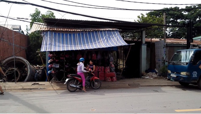 Người phụ nữ nhặt tiền rơi: “Tôi nói mọi người trả lại nhưng họ bỏ túi đi mất” - Ảnh 2.