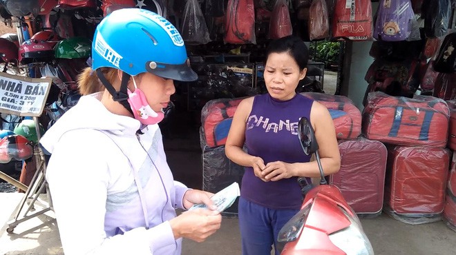 Người phụ nữ nhặt tiền rơi: “Tôi nói mọi người trả lại nhưng họ bỏ túi đi mất” - Ảnh 3.