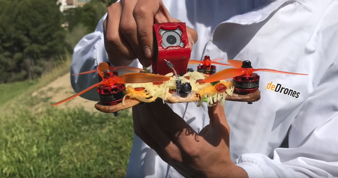 Cùng xem chiếc drone làm từ pizza này bay lượn trên bầu trời không khác gì máy bay thực thụ - Ảnh 1.