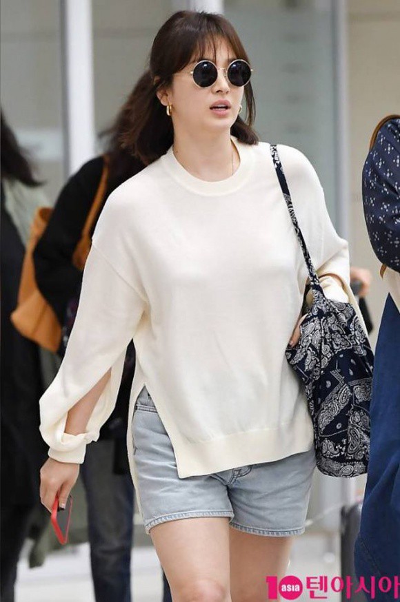 Chỉ vì chi tiết lồ lộ này mà thời trang sân bay của Song Hye Kyo bỗng tụt nửa phần sang trọng - Ảnh 3.