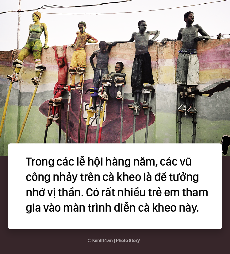 Trẻ em Trinidad & Tobago thi nhau nhảy múa trên chiếc cà kheo cao 3m - Ảnh 3. Trẻ em Trinidad & Tobago thi nhau nhảy múa trên chiếc cà kheo cao 3m - Ảnh 3.