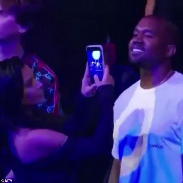 Khoảnh khắc vui gây sốt: Kim Kardashian phản ứng khi bắt gặp chồng mải mê ngắm Rihanna quá sexy - Ảnh 2.