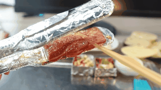 Chỉ với một chiếc m&aacute;y duỗi t&oacute;c, th&aacute;nh ăn Tiểu D&atilde; đ&atilde; cho ra được cả một bữa tiệc BBQ c&ocirc;ng sở v&ocirc; c&ugrave;ng thịnh soạn! - Ảnh 3.