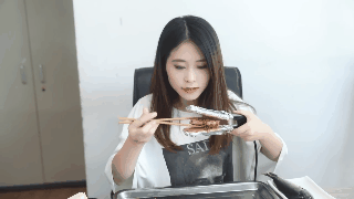 Chỉ với một chiếc m&aacute;y duỗi t&oacute;c, th&aacute;nh ăn Tiểu D&atilde; đ&atilde; cho ra được cả một bữa tiệc BBQ c&ocirc;ng sở v&ocirc; c&ugrave;ng thịnh soạn! - Ảnh 4.