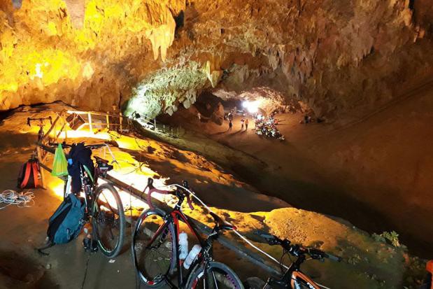 Nhân viên cứu hộ ngất xỉu khi tìm kiếm 13 người mất tích trong hang động ở Thái Lan - Ảnh 1.
