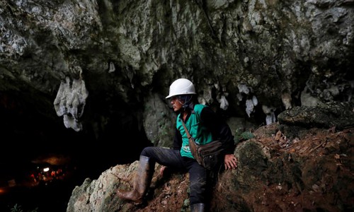 Nhân viên cứu hộ ngất xỉu khi tìm kiếm 13 người mất tích trong hang động ở Thái Lan - Ảnh 2.