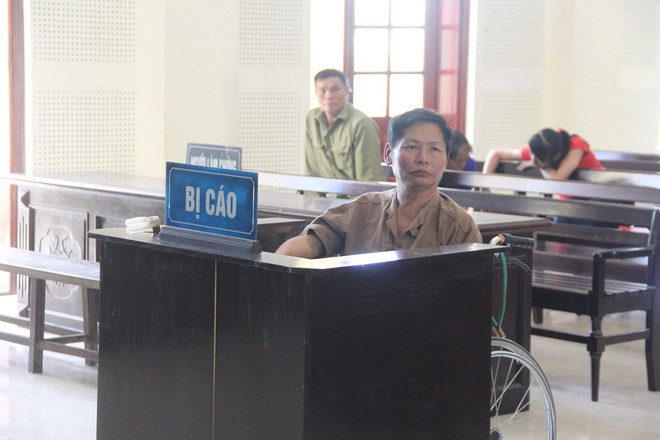 Đang điều trị trong bệnh viện, thấy bé gái 11 tuổi bị thiểu năng, gã đàn ông U60 dụ dỗ, giở trò đồi bại ngay trên giường bệnh - Ảnh 1.