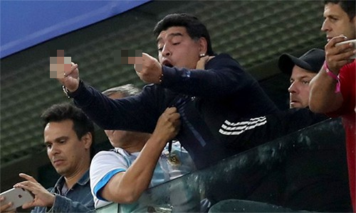 Maradona bị FIFA tước vai trò đại sứ vì giơ ngón tay thối về phía CĐV Nigeria - Ảnh 1.