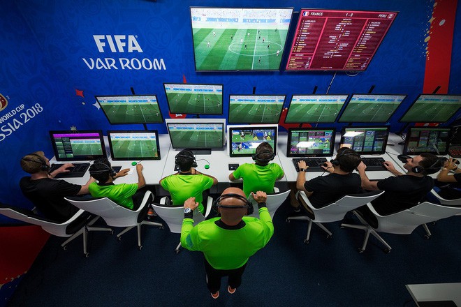 Ch&agrave;o mừng đến với thế giới của VAR, những người tạo ra một World Cup 2018 ho&agrave;n to&agrave;n kh&aacute;c - Ảnh 3.