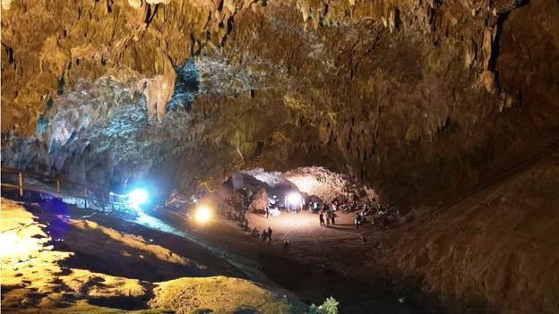 Truyền thông Thái Lan bị cáo buộc cản trở việc cứu hộ đội bóng mắc kẹt trong hang động - Ảnh 5.