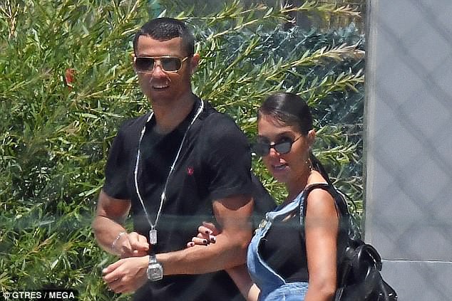 Ronaldo kéo dài kỳ nghỉ cùng bạn gái, bất chấp World Cup 2018 cận kề - Ảnh 1.