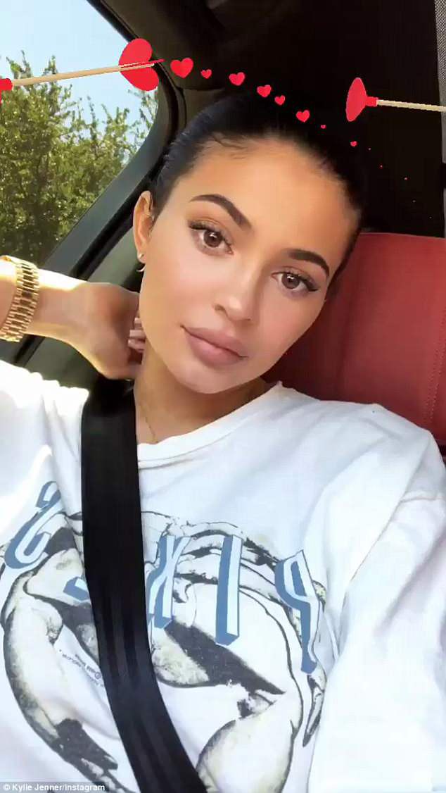 Mẹ hiền Kylie Jenner vừa đẹp vừa sang, bế con bằng địu em bé giá 14 triệu đồng - Ảnh 4.