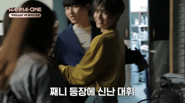 Hai thành viên Wanna One ôm nhau má kề má thân mật khi quay MV mới - Ảnh 1.