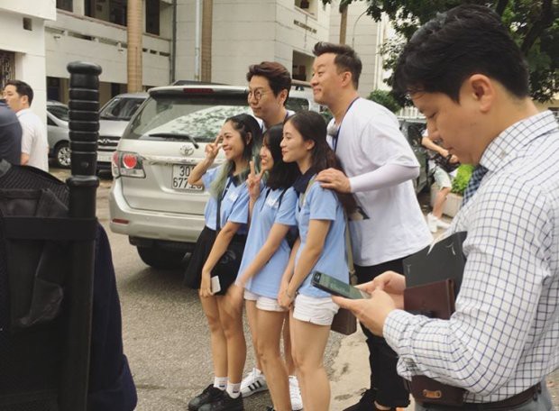 Sao Gia đình là số một, Kim Soo Ro cùng dàn idol Kpop dạo chơi khắp Hà Nội, đến cả trường ĐH để quay show - Ảnh 11.