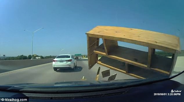 Mỹ: Đang lái xe trên đường cao tốc thì tông phải cái giá sách từ trên trời rơi xuống - Ảnh 4.