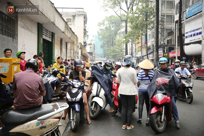 Hình ảnh phụ huynh đội mưa, đội nắng đưa con đi thi: Tự tin nhé con ơi, có bố mẹ làm hậu phương đây rồi! - Ảnh 15.