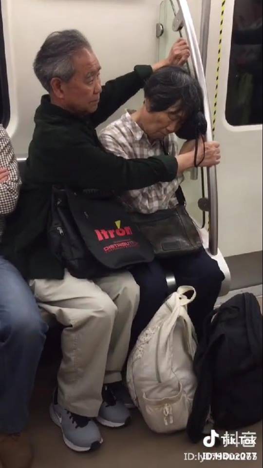 Cảm động với clip cụ ông ghì chặt hai tay làm điểm tựa cho cụ bà ngủ ngon lành trên tàu điện - Ảnh 3.