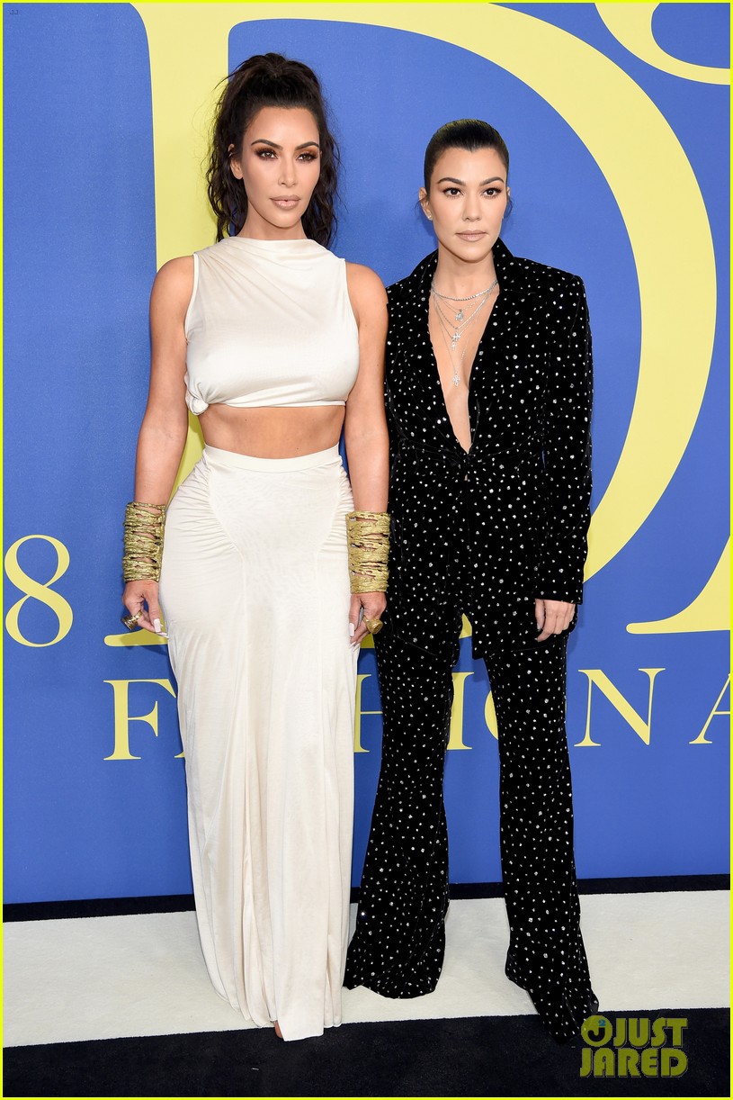kim-and-kourtney-kardashian-team-up-for-cfda-fashion-awards-2018-02-1528160564680711739963.jpg