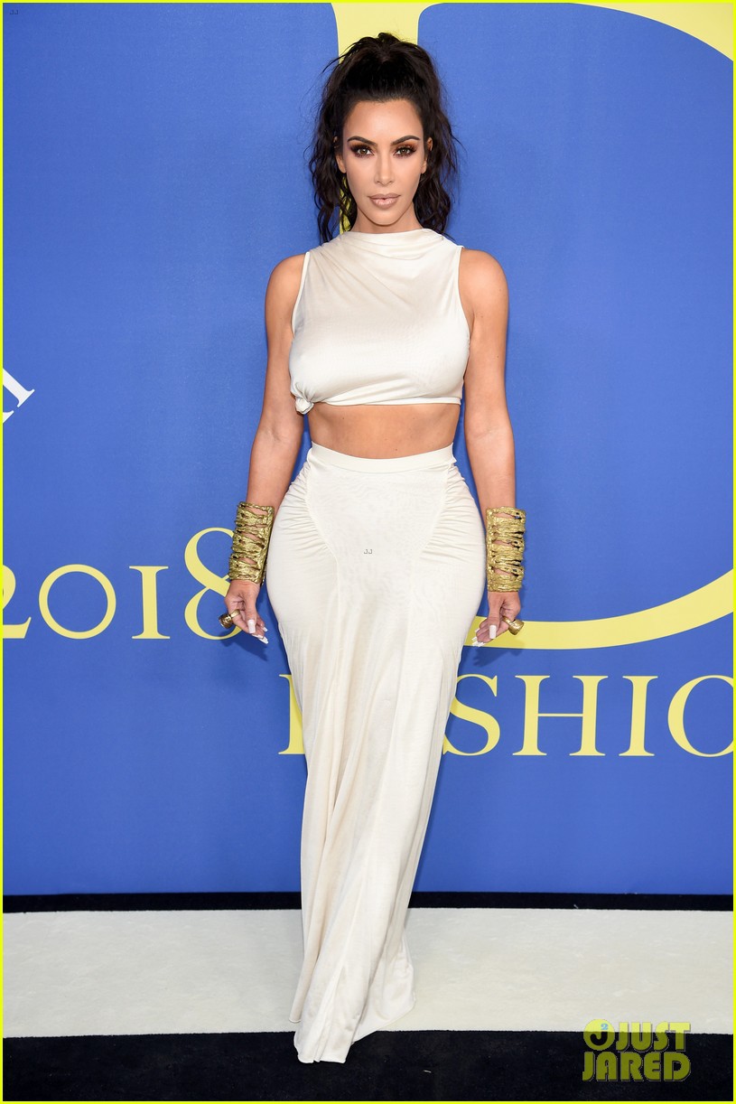 kim-and-kourtney-kardashian-team-up-for-cfda-fashion-awards-2018-03-15281605324791247733932.jpg