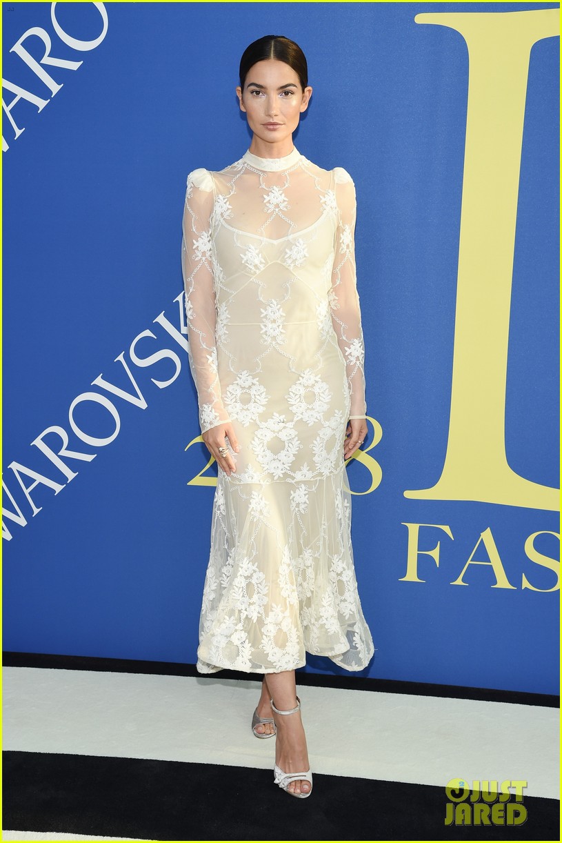lily-aldridge-alessandra-ambrosio-cfda-fashion-awards-10-1528161273142304365386.jpg