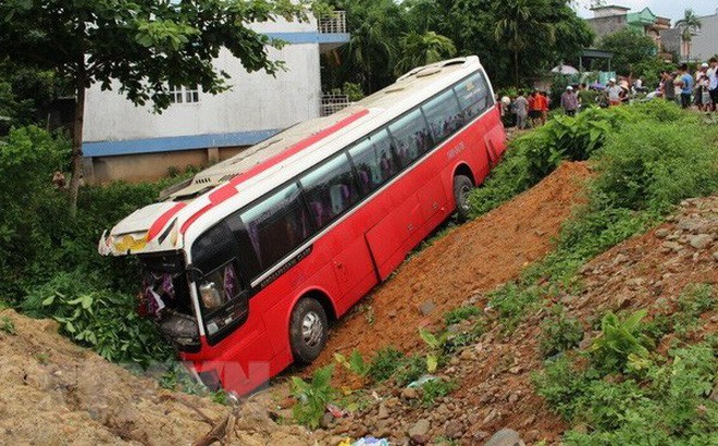 Ô tô chở khách nước ngoài mất lái lao xuống rãnh đường, 20 người bị thương - Ảnh 1.