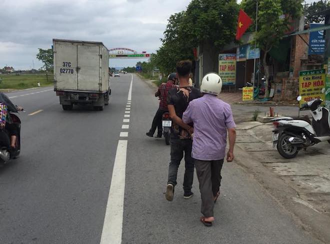 Chạy xe lạng lách, nam thanh niên bị 2 người đuổi đánh, đốt luôn xe máy - Ảnh 3.