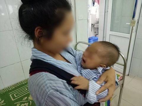 Người mẹ trẻ 18 tuổi nhỏ sữa vào mắt con khiến trẻ hỏng một bên mắt - Ảnh 1. Người mẹ trẻ 18 tuổi nhỏ sữa vào mắt con khiến trẻ hỏng một bên mắt - Ảnh 1.