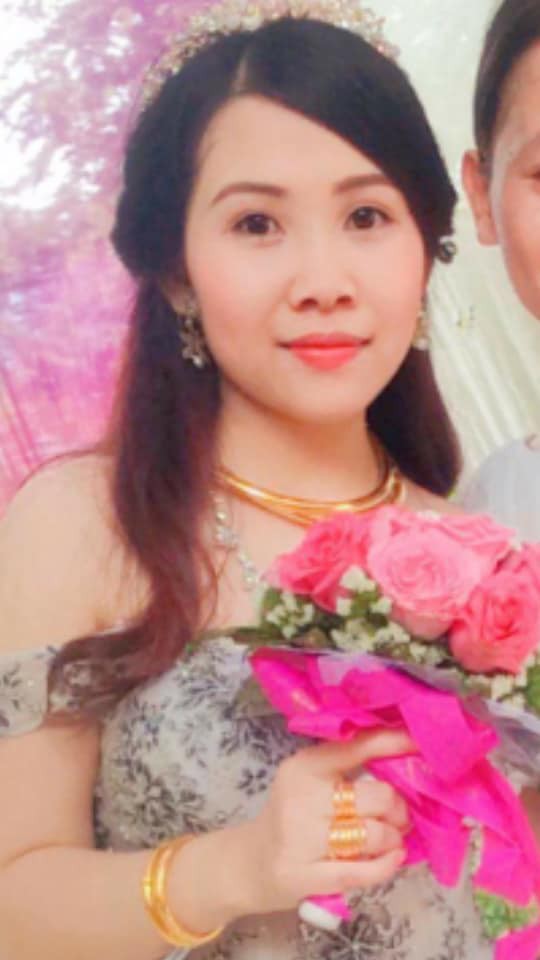 Cô dâu trẻ tuổi 20 nhắm mắt đưa mặt cho chuyên viên trang điểm, mở mắt ra bỗng hóa bà cô già U40 - Ảnh 5. Cô dâu trẻ tuổi 20 nhắm mắt đưa mặt cho chuyên viên trang điểm, mở mắt ra bỗng hóa bà cô già U40 - Ảnh 5.
