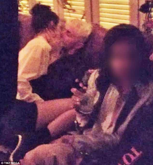 Scandal mới của Kendall Jenner: Hôn môi với em trai Gigi Hadid dù đang hẹn hò người khác - Ảnh 1.
