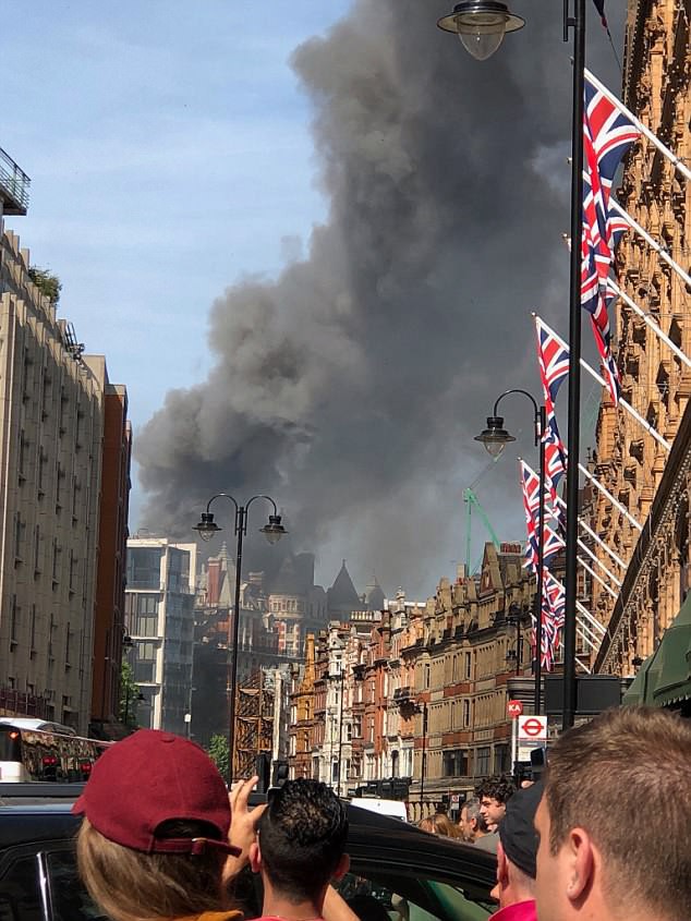 Hỏa hoạn tại trung tâm London: 120 nhân viên cứu hỏa được điều động để dập tắt đám cháy tại khách sạn Mandarin Oriental - Ảnh 1.