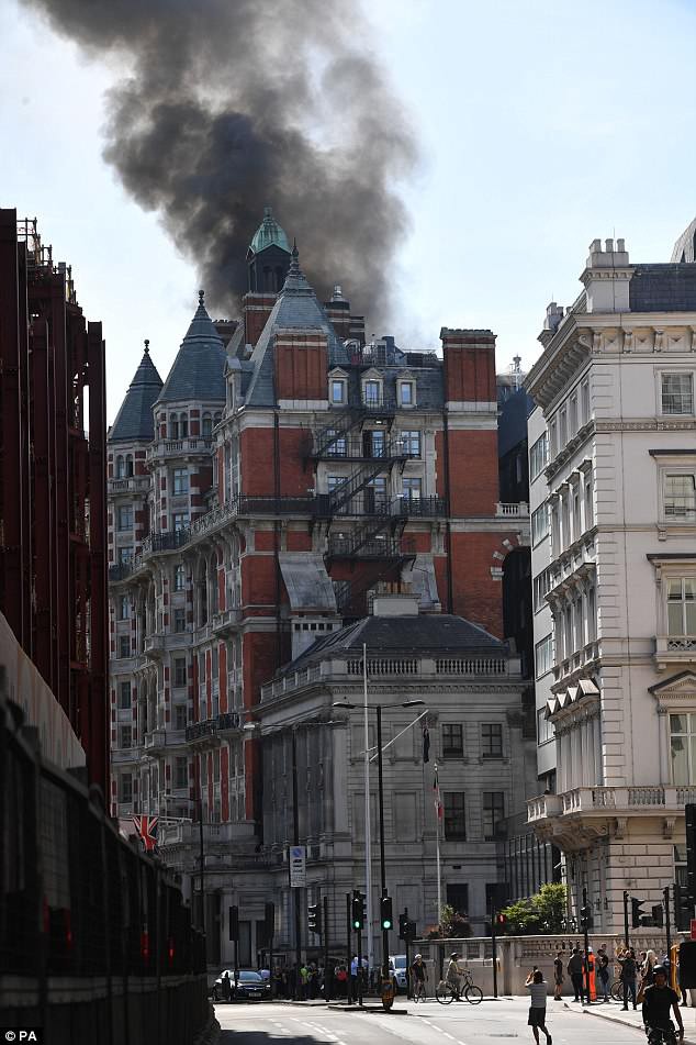 Hỏa hoạn tại trung tâm London: 120 nhân viên cứu hỏa được điều động để dập tắt đám cháy tại khách sạn Mandarin Oriental - Ảnh 2.