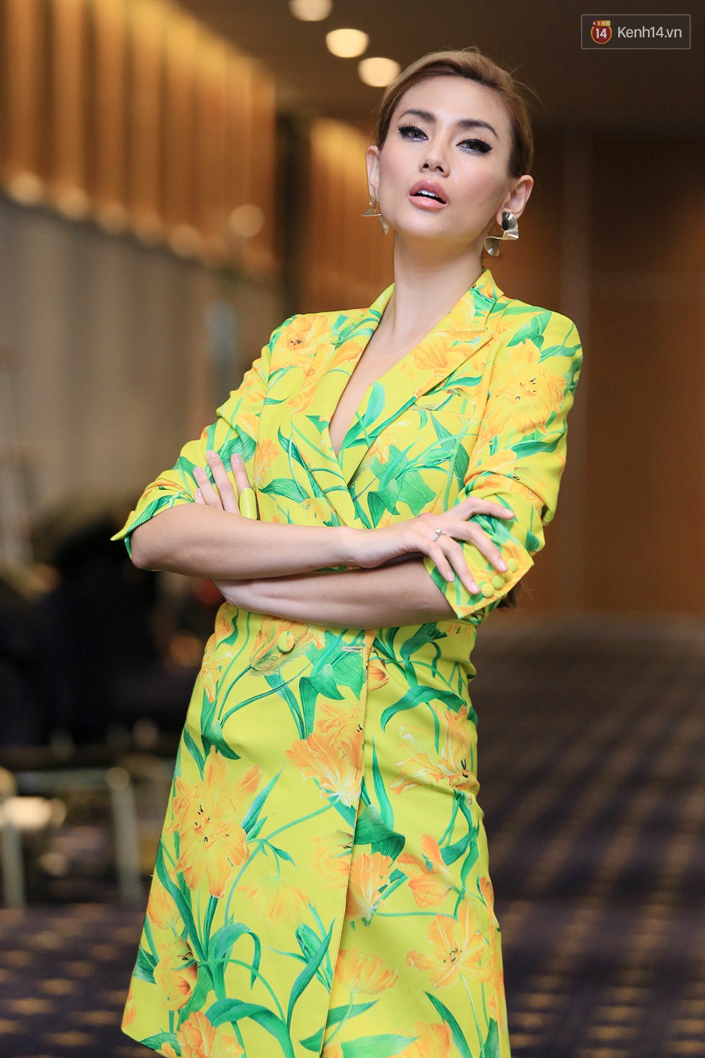 Bộ 3 HLV The Face Vietnam rực rỡ hoa lá trong ngày ghi hình thứ 4 - Ảnh 6. Bộ 3 HLV The Face Vietnam rực rỡ hoa lá trong ngày ghi hình thứ 4 - Ảnh 6.