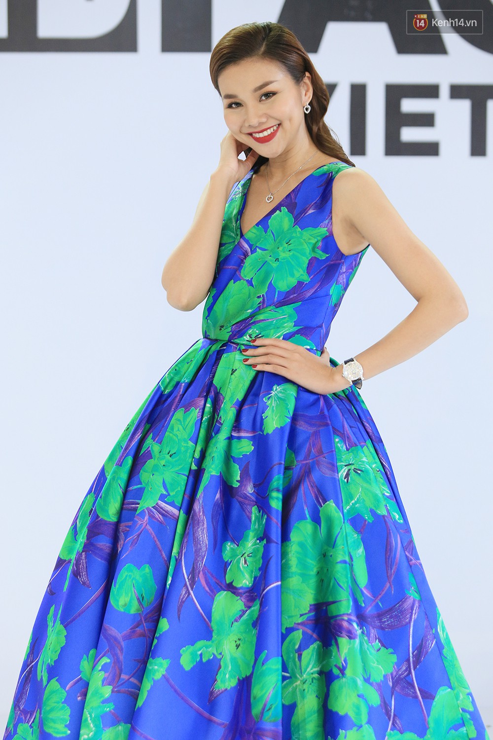 Bộ 3 HLV The Face Vietnam rực rỡ hoa lá trong ngày ghi hình thứ 4 - Ảnh 11. Bộ 3 HLV The Face Vietnam rực rỡ hoa lá trong ngày ghi hình thứ 4 - Ảnh 11.
