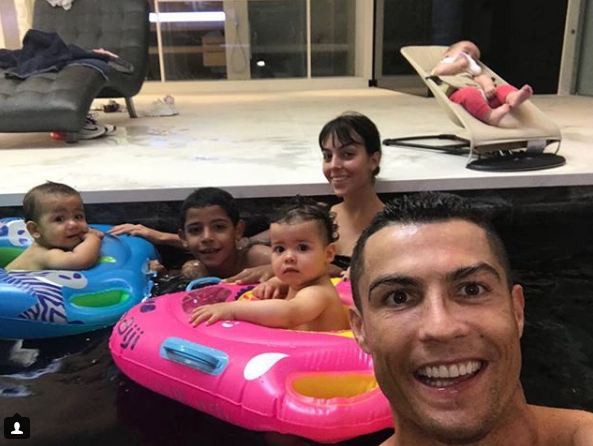 Mateo - Eva đáng yêu trong tiệc thôi nôi, nhưng ông bố nổi tiếng Ronaldo lại vắng mặt - Ảnh 3.