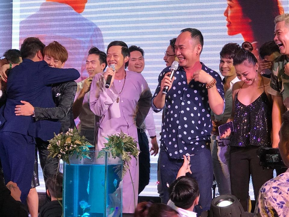 Clip: Hoài Linh vừa hát Túp lều lý tưởng, vừa nhảy tưng bừng tại đám cưới đàn em - Ảnh 2.