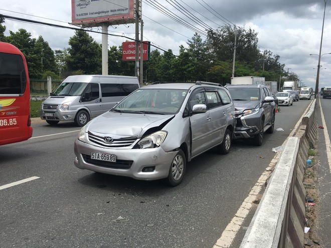 Tai nạn liên hoàn trên Quốc lộ 13, nhiều cháu bé gào khóc trong hoảng loạn - Ảnh 2.
