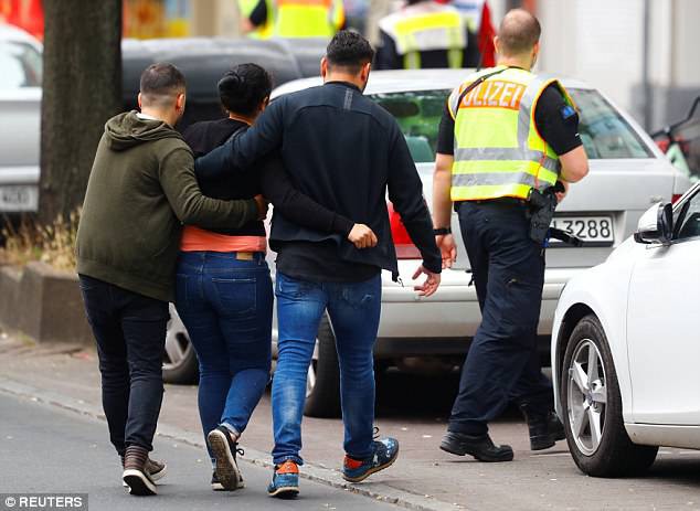Trường tiểu học ở Berlin sơ tán vì tình nghi có đối tượng mang súng - Ảnh 3.