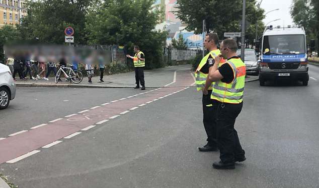 Trường tiểu học ở Berlin sơ tán vì tình nghi có đối tượng mang súng - Ảnh 4.